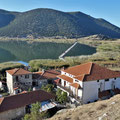  Insel Agios Achillios - Blick auf die wenigen Häuser und den Potonsteg.