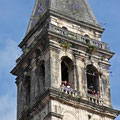 Der Kirchtum in Perast ist mit Glockenblumen überwuchert.