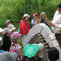 Animation médiévale des bâtisseurs, l'assemblage de voûte, participation du public chateau d'Eaucourt sur Somme, Picardie