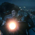 Rubeus Hagrid (Robbie Coltrane) et Harry Potter (Daniel Radcliffe) sur la moto de Sirius