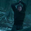 Ron Weasley (Ruper Grint) détruisant le médaillon de Serpentard