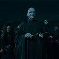 Voldemort (Ralph Fiennes) avec Belastrix Lestrange (Helena Boham Carter) et d'autres mangemorts
