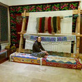 トルコ絨毯を織る女性