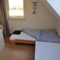 Schlafzimmer 3 mit 2 Betten und Schreibtisch 