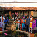 Les enfants et les Pères de l'orphelinat, Arul Ashram, Pondicherry, Inde