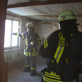 Ein weiterer Atemschutztrupp durchsucht das Gebäude erneut und schafft Abluftöffnungen für die Belüftung