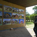 Montage de l'exposition à BarrObjectif par Charlie Abad