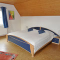 Komfortables Doppelbett (2 x 2 m mit verstellbaren Lattenrosten)