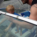 Onkel Patty zeigt mir, wie man das Boot lenkt