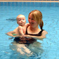 Mama & ich beim Babyschwimmkurs