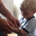 ganz mutig mit Papas Baby-Schlange auf dem Arm
