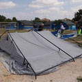 Attività di smontaggio della tradizionale tenda P88
