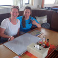 Romina und Ines zeichnen die Dive Map für den Spot Malahi