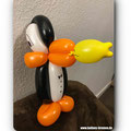 Pinguin mit Fisch aus Ballons