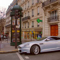 Aston Martins à la sortie d'un parking parisien
