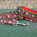 Halsband mit Klick in grün mit Webband 'Winterfun,brownred' und Noprenpolsterung in rot. Dazu die passende Leine