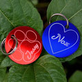 Farben: rot glänzend & blau glänzend, eingerahmt in Pfote und Herz