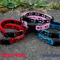 Welpenhalsbänder mit Mustergurtband 'Pfoten, schwarz-rot / rot-schwarz', 'Pfoten, schwarz-rosa / rosa-schwarz & 'Pfoten, schwarz-blau / blau-schwarz