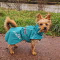 Charlie mit seinem neuen Hurtta Mantel 'Monsoon Coat II Eco'