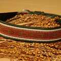 Halsband mit Rollschnalle in beige mit Borte 'Pfauenaugen,rot' und Leder in oliv