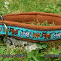 Halsband mit Klick in braun mit Borte 'Chinese Comic Dogs' und Fleece in cognac