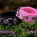 Miniatur-Halsbänder mit Pfötchengurtband in schwarz-rosa & rosa-schwarz und Fleece in schwarz & rosa