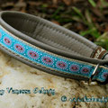 Halsband mit Klick in beige mit Borte 'BlueDandelionLove' und Leder in grau-braun