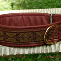 Halsband mit Klick in braun mit Borte 'Französische Lilien, bordeaux (links) und Leder in braun-rot