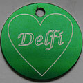 Farbe: grün glänzend - vorne: 'Delfi' in Schrift 'Lucida', eingerahmt in Herz