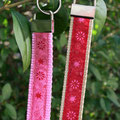 Schlüsselanhänger in 20mm mit Blumenborte in rosa-rosa/rot & beige-rot/rosa