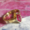 Strakke ring van 'oud goud'