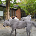 Ende September 2025 besuchte der E-Kunstkurs die Ausstellung „Big Bad Wolf“ der britischen Künstlerin Kendra Haste im Eisenkunstgussmuseum Büdelsdorf.