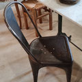 Chaise métallique (sans marque).