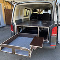 Die TRAVEL-SLEEP-BOX für den VW T5/T6 Transporter mit belastbarem Heckauszug / Vollauszug / ansteckbarer Tisch