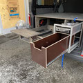 Die TRAVEL-SLEEP-BOX für den VW T5/T6 Transporter mit belastbarem Heckauszug und Heckküche / Campinbox