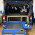 Die TRAVEL-SLEEP-BOX für den VW T5/T6 Transporter mit belastbarem Heckauszug / Vollauszug / ansteckbarer Tisch