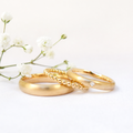 Individuelle Eheringe aus Gold mit feinem Beisteckring im Kugeldesign