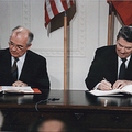 Signature à Washington (8.12.1987) du traité sur les forces nucléaires à portée intermédiaire (INF) par le secrétaire général du Parti communiste de l’Union soviétique Mikhaïl Gorbatchev et le président américain Ronald Reagan.
