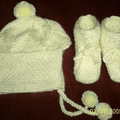 Gorrito y zapatitos tejidos por Lupita