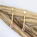 "Rotkäppchen" - Ohrstecker Gelbgold 750 mit pinken Saphirtropfen, 3296.-