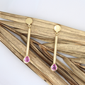 "Rotkäppchen" - Ohrstecker Gelbgold 750 mit pinken Saphirtropfen, 3296.-