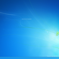 Der Desktop. Es hat sich nicht viel verändert. Jetzt fungiert das aus dem Windows 7 Log-On Screen bekannte Wallpaper  als Hintergrund. Der Startbutton ist im Metro-Design und wirkt nicht gerade integriert.