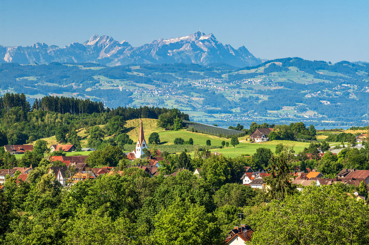 Blick von Oberreitnau aus über das Lindauer Hinterland hinüber auf das Säntismassiv in der Schweiz. © Wolfgang D. Schneider