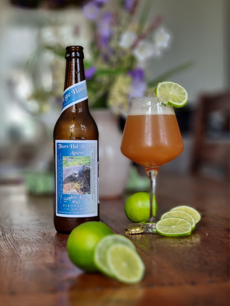 NYHED - opskrift nr. 25 "Sofie Kilden 1843" ALKOHOLFRI HÅNDBRYGGET ALE på Alk. <0,5% Vol. Bryghuset første alkoholfrie øl. Humle med Styrian Dragon og brygget på Belgisk müncher malt. Frisk sprød engelsk ale med smag af citrus og grape. Fantastisk læskende og passer perfekt til frokost med bl.a. smørrebrød. TIPS til serving: Øllet  serveret med lime giver en yderligere læskende friskhed og kan anbefales.  