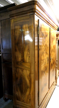 Biedermeier Schrank Nussbaum furniert u. massiv, zerlegbar, B 155, H 209 cm, € 2800,00