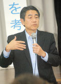 講話する井口弁護士=28日夜、大川公民館