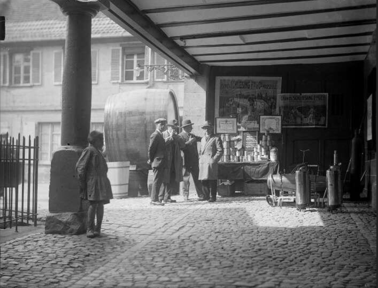 Barr, foire aux vins, stand du Comptoir Français de l'Azote. - (sans date) probablement en 1936 - Fonds BLUMER  8 Z 1211 - Archives de la Ville et de l'Eurométropole de Strasbourg 