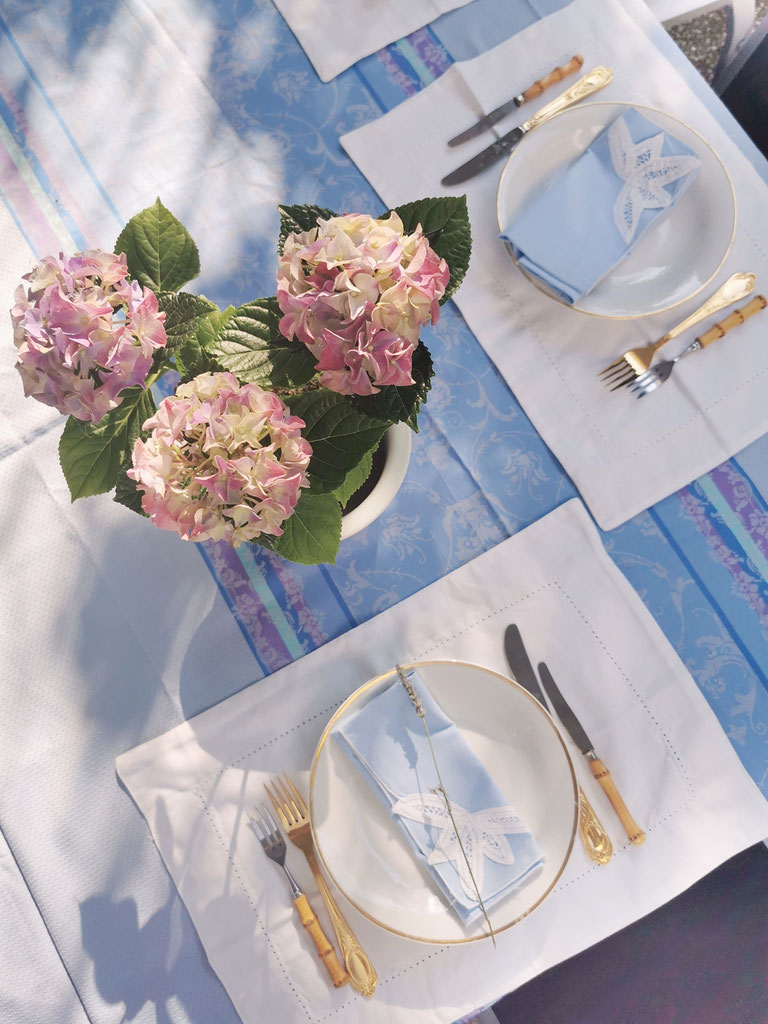 Klassisches Table Setting im Grandmillennial - Style