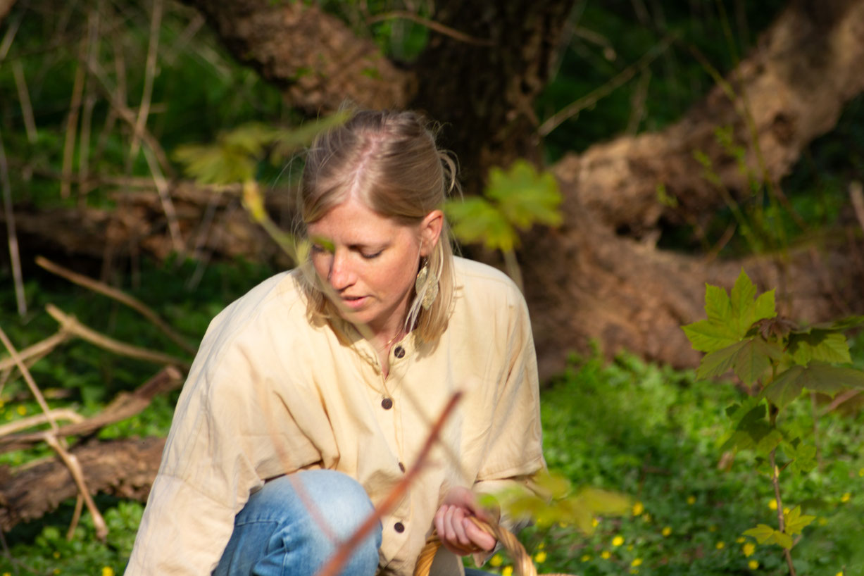 Wildpflanzenpädagogin Felicitas Selter beim Sammeln essbarer Wildkräuter im Frühjahr