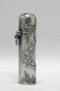 Parfüm Flacon mit Aufhänger Silber Frankreich Blumendekor Kartusche H. 5,2 cm